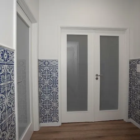 Apartment Downtown 3 Bedroom With Balcony - Quiet Street - Family Friendly - Groups *