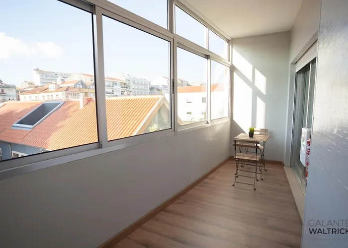 Downtown 3 Bedroom With Balcony - Quiet Street - Family Friendly - Groups Apartment *