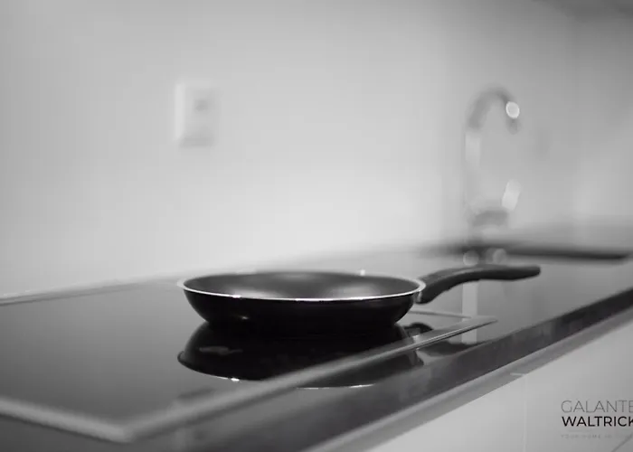 Downtown 3 Bedroom With Balcony - Quiet Street - Family Friendly - Groups Apartment Porto