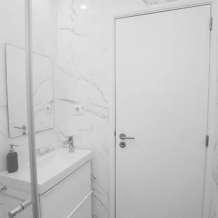 Downtown 3 Bedroom With Balcony - Quiet Street - Family Friendly - Groups Porto