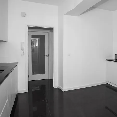 Downtown 3 Bedroom With Balcony - Quiet Street - Family Friendly - Groups 아파트 포르투